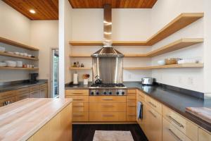 cocina grande con armarios de madera y fogones en Reserve Camp 25 30 Day Minimum condo, en Bend