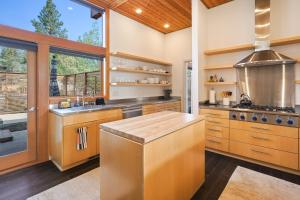 cocina grande con armarios de madera y ventana grande en Reserve Camp 25 30 Day Minimum condo, en Bend