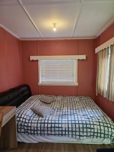 Giường trong phòng chung tại Lifestyle farm stay retreat near CBD