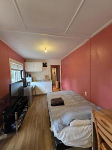 Giường trong phòng chung tại Lifestyle farm stay retreat near CBD