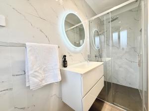 Koupelna v ubytování Cosy Modern 5BR Home-Major Hubs Parks with EV Charger + 30 fotografií