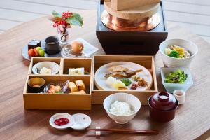 une table recouverte de boîtes en bois remplies de nourriture dans l'établissement Chalet Ivy Weiss, Niseko, à Kutchan