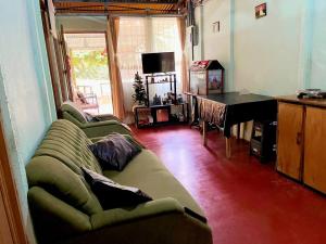 a living room with a couch and a table at Starfruit House in Chachagua