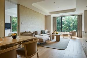 un salon avec un canapé et une table dans l'établissement Chalet Ivy Weiss, Niseko, à Kutchan