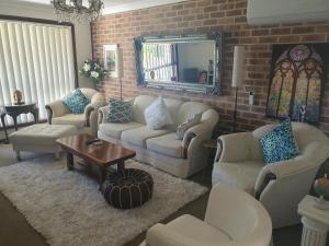 Posezení v ubytování The Junction Estate COOL CALM COZY A Home N Host Property