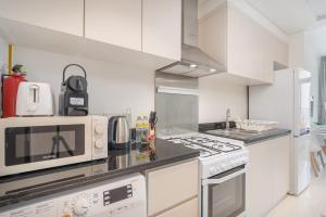 Kuchyň nebo kuchyňský kout v ubytování StayShort - Mesmerizing Studio in Damac Hills with City Views