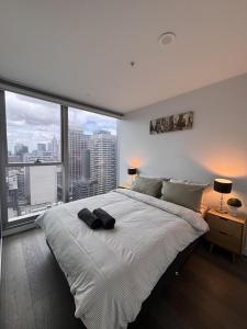 Postel nebo postele na pokoji v ubytování Modern CBD Apartment - Pool, Gym & Laneway Dining