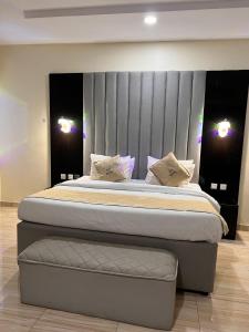 1 dormitorio con 1 cama grande y cabecero en Gold Rhino Hotel and Suites Ltd, en Enugu 1 foto más
