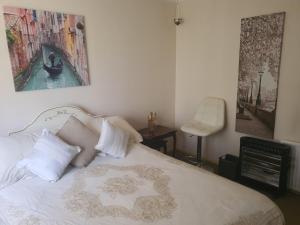 Postel nebo postele na pokoji v ubytování The Junction Estate COOL CALM COZY A Home N Host Property