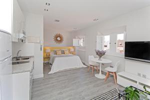 Kuchyňa alebo kuchynka v ubytovaní iloftmalaga Studio Apartments