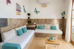 een kamer met 2 bedden en een tafel bij Bungalow Golf Splash Park in Maspalomas +41 foto's