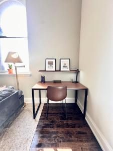 una scrivania nell'angolo di una stanza con una sedia di Downtown Sleek 2BR Loft a Milwaukee