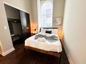 una camera da letto con un letto grande con una finestra di Downtown Sleek 2BR Loft a Milwaukee