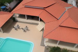 una vista aérea de un techo con piscina en Casa para temporada Amargosa-ba, en Amargosa