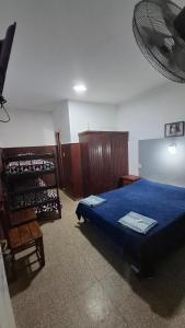 una camera da letto con un letto e una rastrelliera di bottiglie di vino di Hospedaje Artigas a Corrientes Altre 4 foto