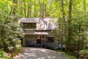 una casa en el bosque con entrada en The Dog House, en Boone