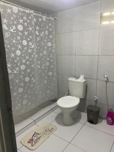 Un baño con inodoro y cortina de ducha en Casa de veraneio, en Conde
