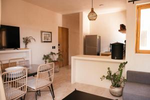 Televisyen dan/atau pusat hiburan di Casa Limon 2 bedrooms pool AC La Punta