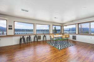 ein Raum mit Tisch und Stühlen und Fenstern in der Unterkunft Inventor's Cottage 30 Night Minimum home in Underwood