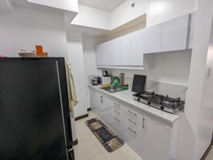 Kuchyň nebo kuchyňský kout v ubytování The Most Affordable Female-only Dormitory in Metro Manila with Free Wi-Fi