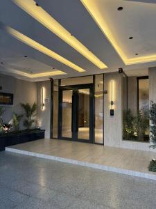 un vestíbulo con una gran puerta de cristal en un edificio en Lilian Home, en Yeda