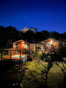 une vue d'une maison la nuit avec des lumières dans l'établissement Cabaña serrana con pileta privada y vistas a las sierras, Unquillo, à Unquillo