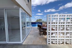 En balkon eller terrasse på Janelas do Rio - Apartamento 2 quartos com vista para o Rio, Wi-Fi, ar-condicionado e máquina lava e seca