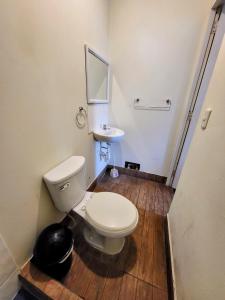 ein kleines Badezimmer mit Toilette und Waschbecken in der Unterkunft Habitación con dos camas, baño privado, terraza y cocina compartida en Miraflores in Lima