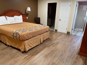 a bedroom with a bed and a wooden floor at Econo Lodge in Fairfield