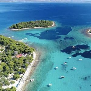 an aerial view of a beach with boats in the water at Apartmani Aurelia in Veliki Drvenik