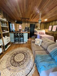 ein Wohnzimmer mit Sofa und Tisch in der Unterkunft Casa das Palmeiras in Orleans + 23 Fotos