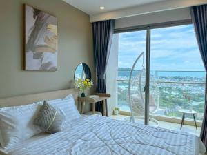 Un dormitorio con una cama y una ventana grande. en The Song Premium Apartment, en Vung Tau 46 fotos más