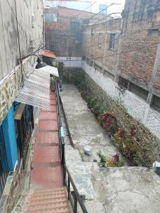 an empty alley with plants and a building at Apartamento Central in Pereira