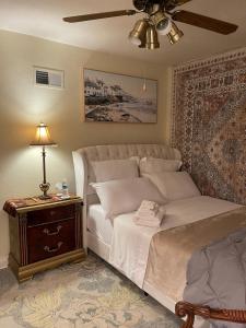 ein Schlafzimmer mit einem großen Bett und einem Nachttisch in der Unterkunft Splendid Room in House 10 mins to Airport in Saint Louis