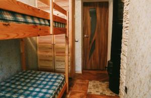 a room with a bunk bed and a door at Karja Apartment Narva-Jõesuu in Narva-Jõesuu