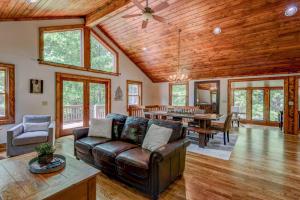 ein Wohnzimmer mit Couch und Tisch in der Unterkunft Bigfoot Bungalow in Blowing Rock