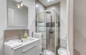 Et badeværelse på Lovely Apartment In La Rochelle With Wifi + 5 billeder