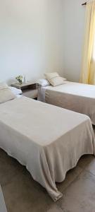 deux lits côte à côte dans une pièce dans l'établissement Departamento 25 de mayo Buenos Aires, à Veinticinco de Mayo