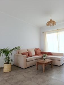 un salon avec un canapé et une table basse dans l'établissement Departamento 25 de mayo Buenos Aires, à Veinticinco de Mayo