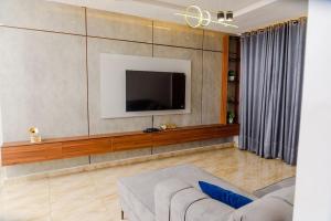 TV a/nebo společenská místnost v ubytování Vistastay Lekki