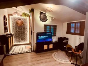 Televisyen dan/atau pusat hiburan di Cen Pin B&B
