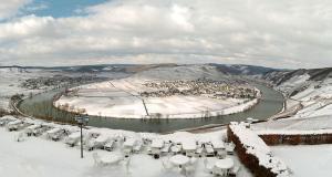 a view of a river with snow on the ground at Gästehaus Sophie in Trittenheim