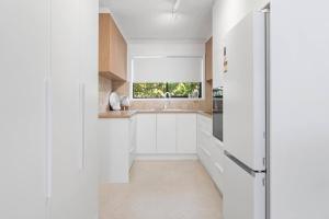 Η κουζίνα ή μικρή κουζίνα στο 'Island Villa' Boho-Coastal Escape by the Waterfront