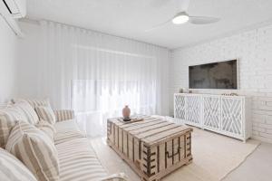 Μια τηλεόραση ή/και κέντρο ψυχαγωγίας στο 'Island Villa' Boho-Coastal Escape by the Waterfront