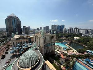 une vue aérienne sur une ville avec un bâtiment dans l'établissement SUNVAY RESORT SUITe, à Subang Jaya