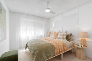 Ένα ή περισσότερα κρεβάτια σε δωμάτιο στο 'Island Villa' Boho-Coastal Escape by the Waterfront