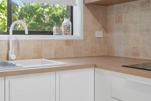 Η κουζίνα ή μικρή κουζίνα στο 'Island Villa' Boho-Coastal Escape by the Waterfront