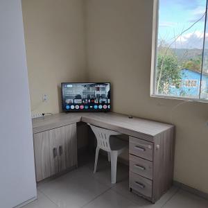 Μια τηλεόραση ή/και κέντρο ψυχαγωγίας στο Suites Joao e Maria Quarto 04