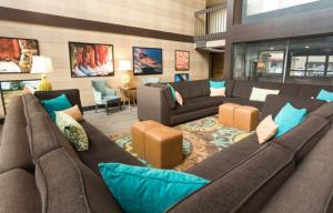 Posezení v ubytování McAllen Plaza Hotel and Suites