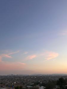 Východ nebo západ slunce při pohledu z prázdninového domu nebo okolí